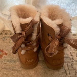 UGG Bailey Bow ll USA Size 2